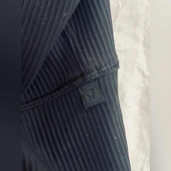 Lululemon🍋 crop top - Picture 3 of 5